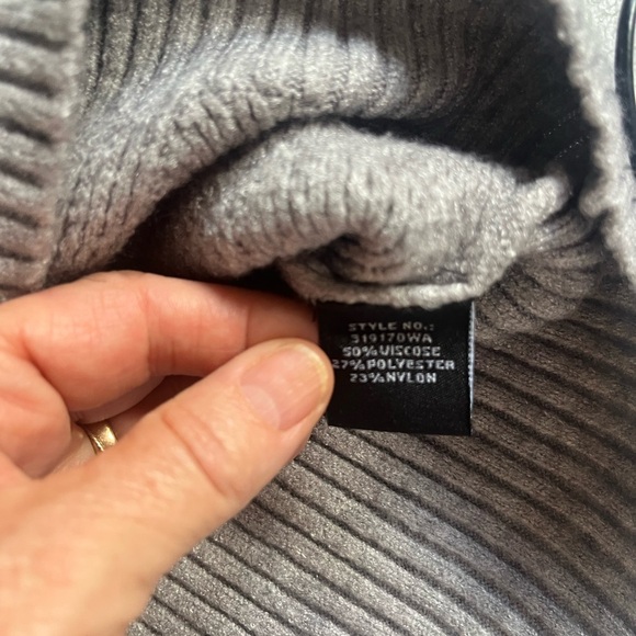 Metric Knits Ribbed Knit Sweater – Size L - Picture 4 of 9